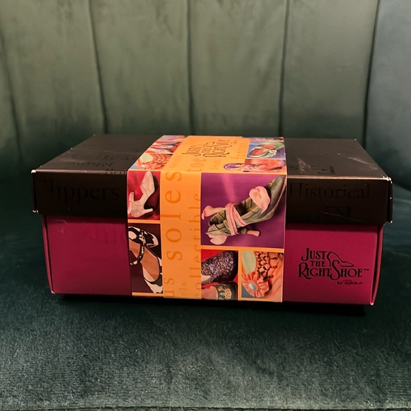 Just The Right Shoe Figurine Va Va Voom w/Box and Certificate of Authenticity - Picture 3 of 11